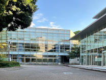 自慢の図書館と学生センター