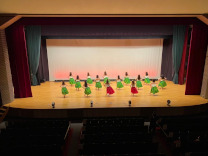 学祭でフラダンスの発表