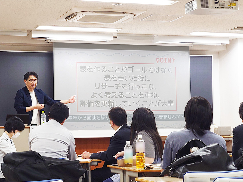 ワークの様子_登壇する講師・山口氏
